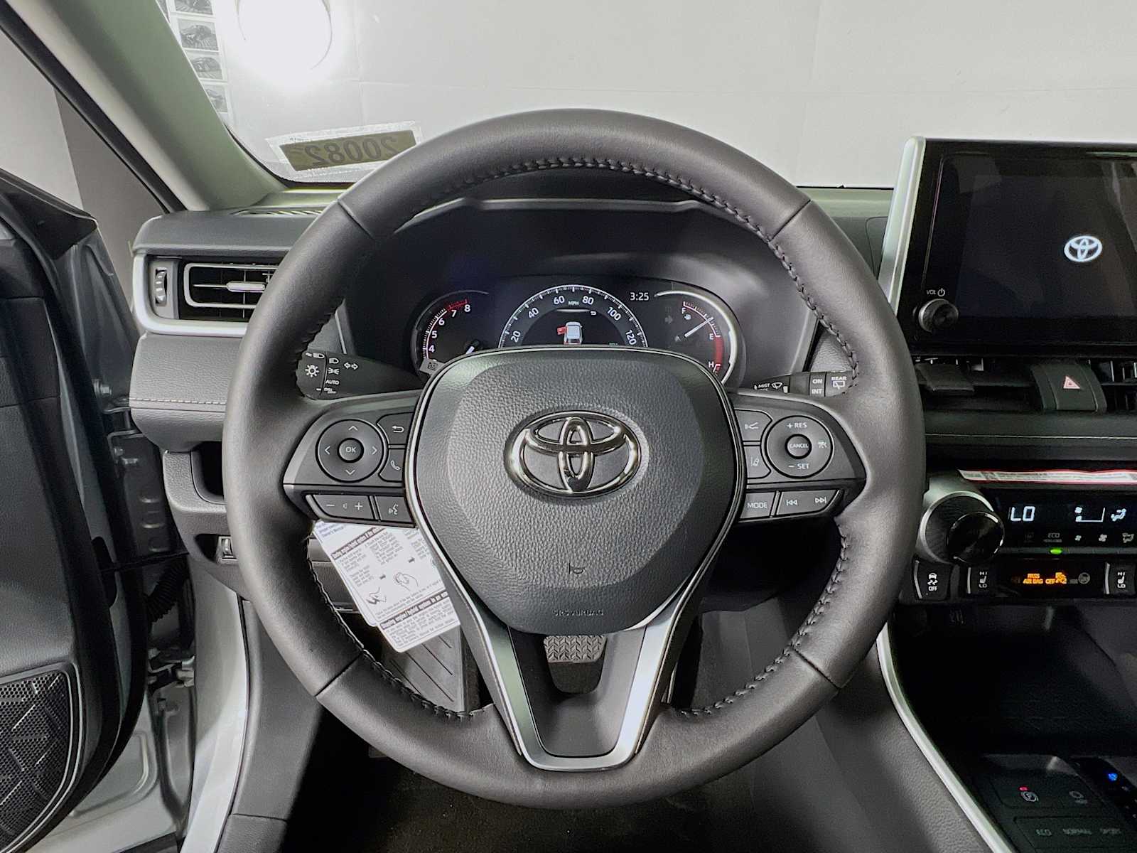 2025 Toyota RAV4 XLE - Photo 7