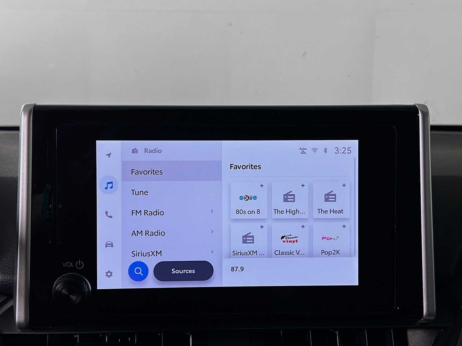 2025 Toyota RAV4 XLE - Photo 8