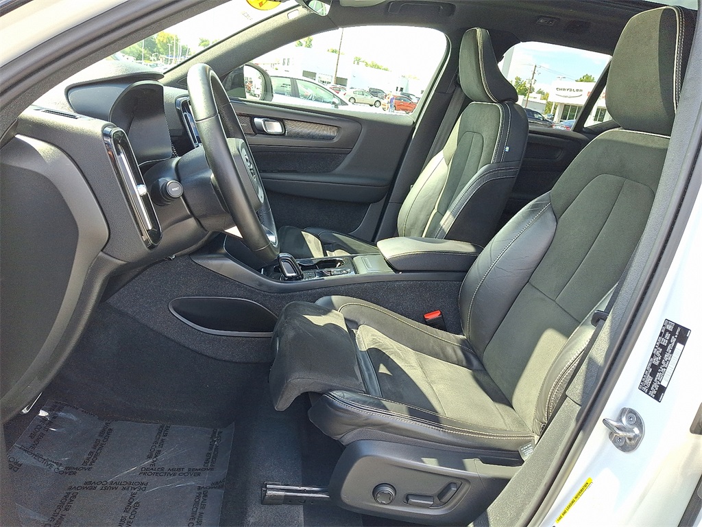 2022 Volvo XC40 R-Design - Photo 14