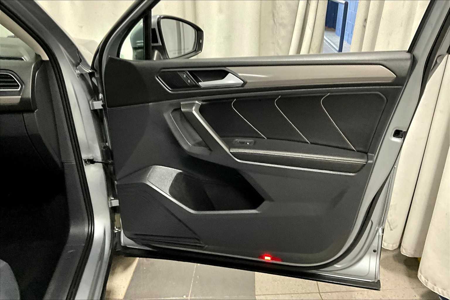 2022 Volkswagen Tiguan SE - Photo 12