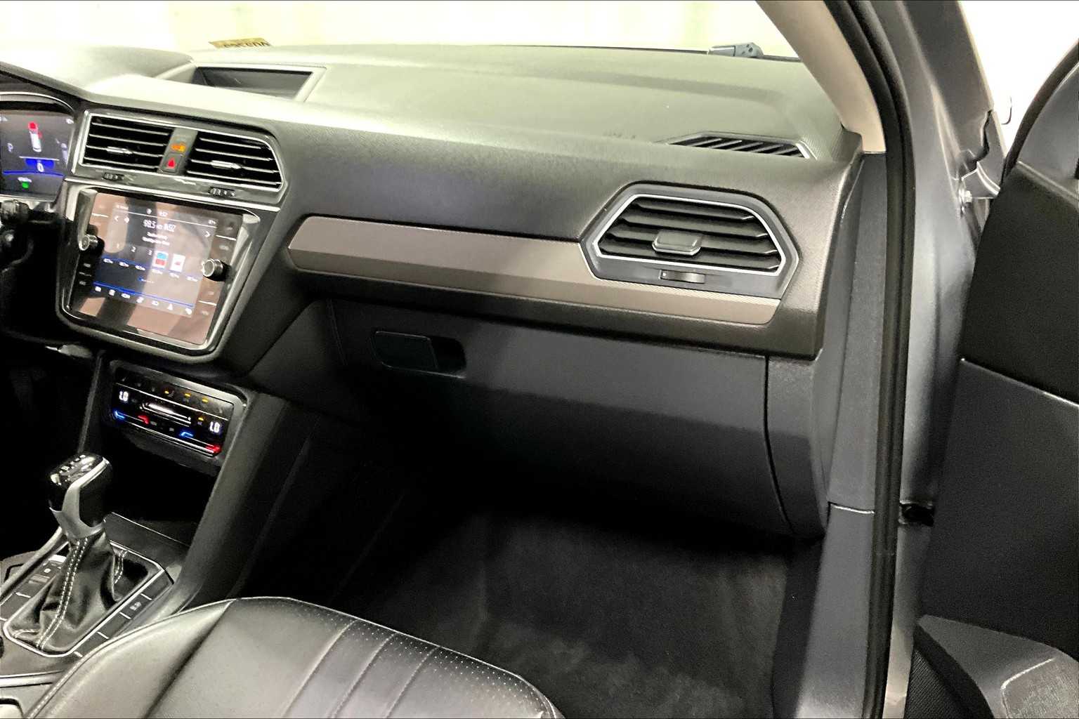 2022 Volkswagen Tiguan SE - Photo 13