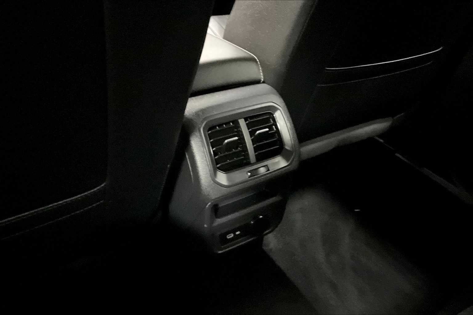 2022 Volkswagen Tiguan SE - Photo 25