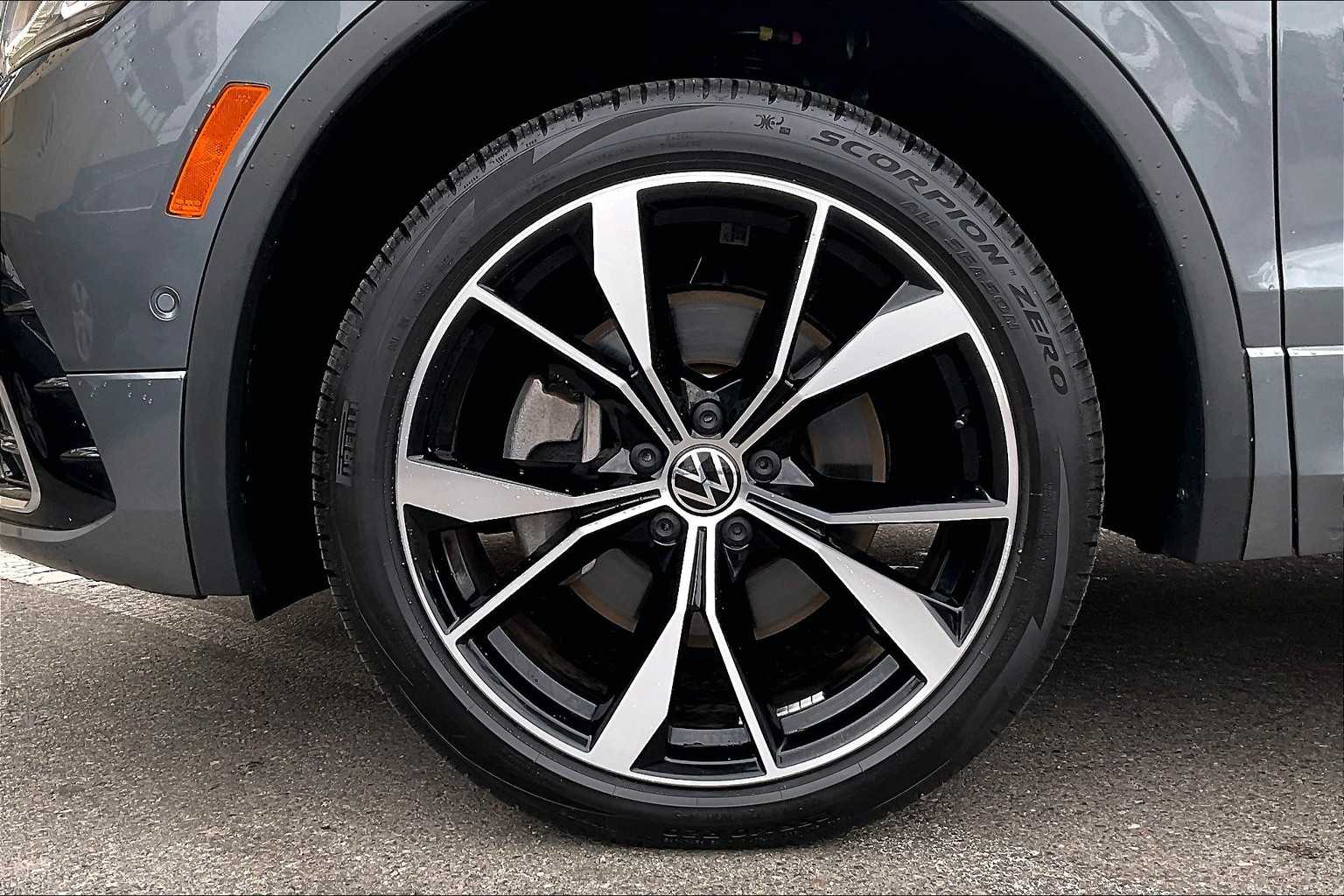 2023 Volkswagen Tiguan SEL R-Line - Photo 7