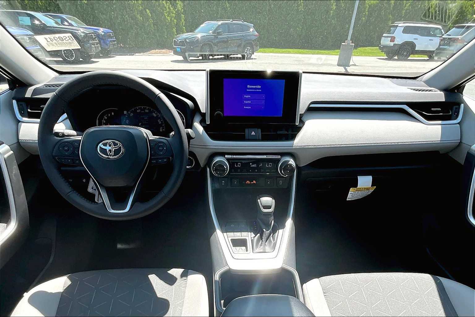 2025 Toyota RAV4 XLE - Photo 12