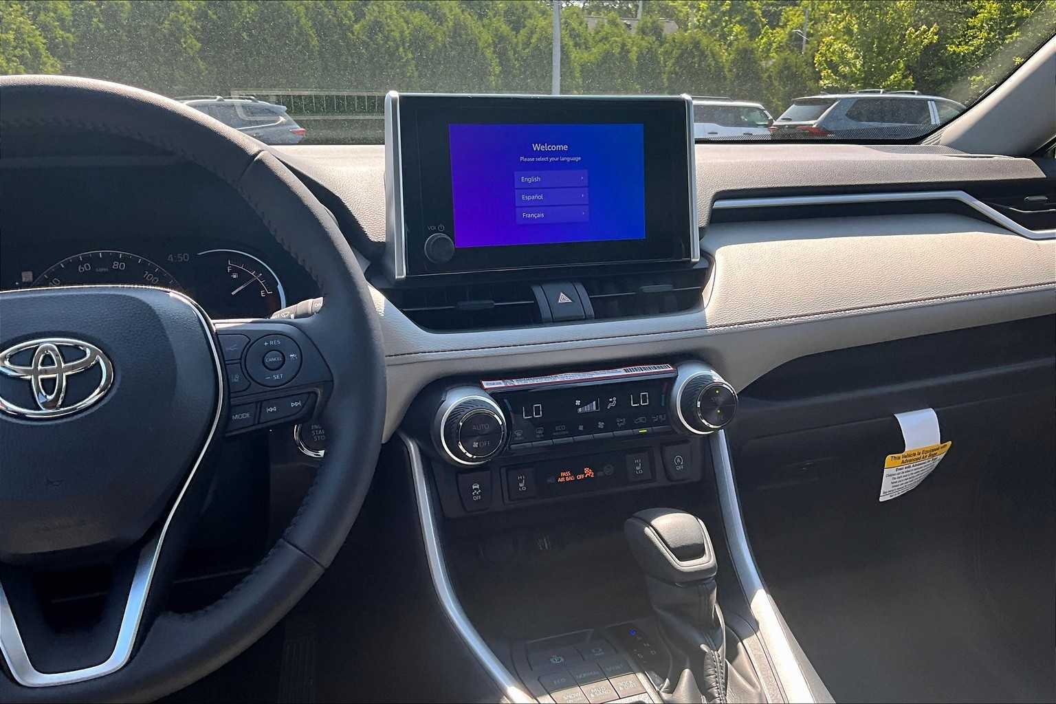 2025 Toyota RAV4 XLE - Photo 13