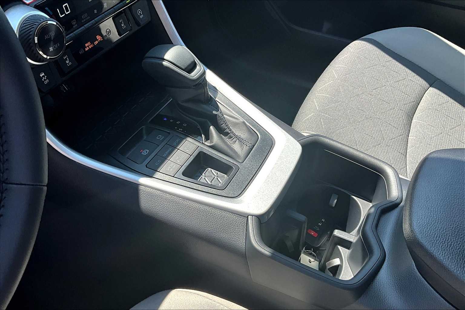 2025 Toyota RAV4 XLE - Photo 14