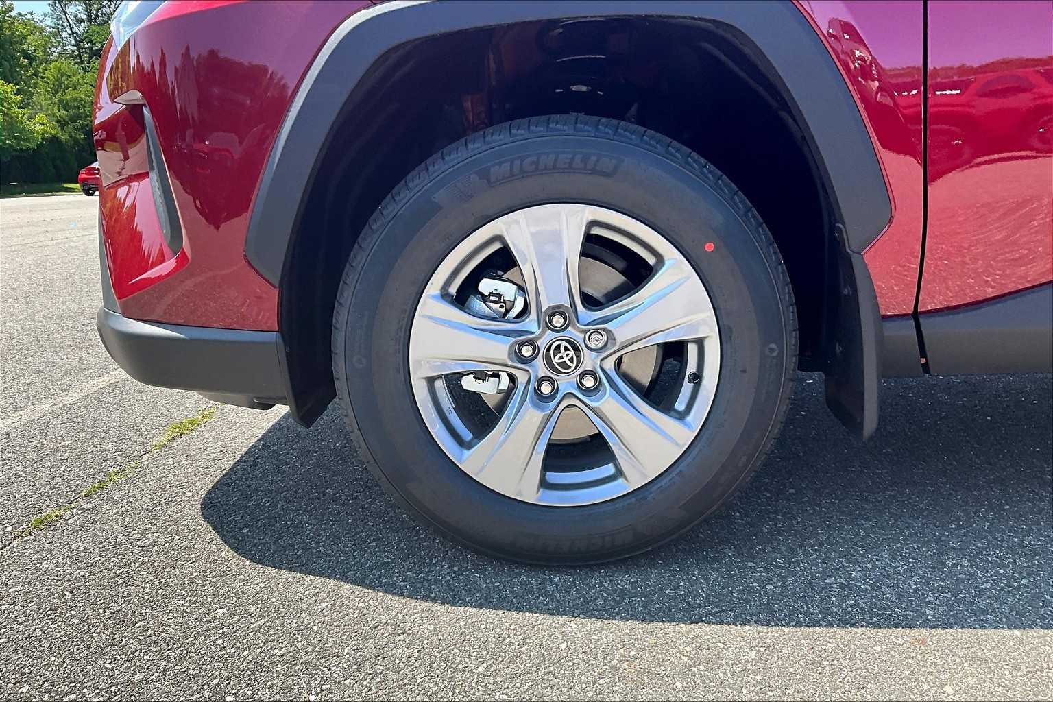 2025 Toyota RAV4 XLE - Photo 8