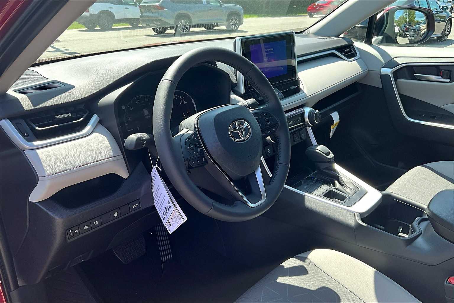 2025 Toyota RAV4 XLE - Photo 9