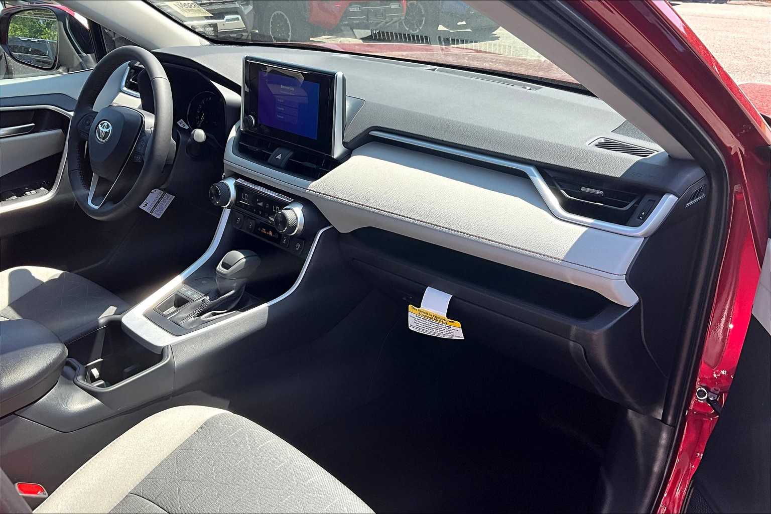 2025 Toyota RAV4 XLE - Photo 10