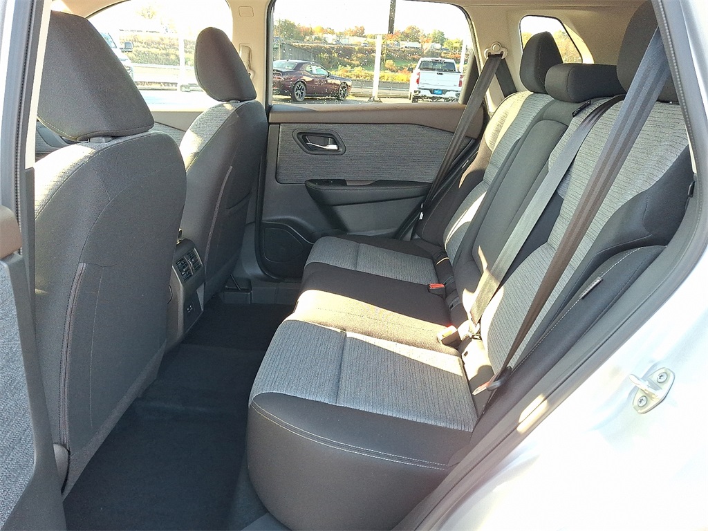 2023 Nissan Rogue SV - Photo 11