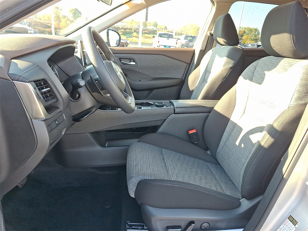 2023 Nissan Rogue SV - Photo 14