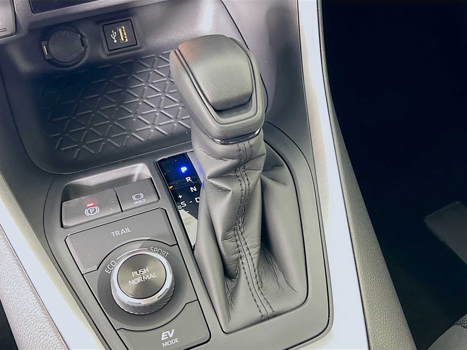2025 Toyota RAV4 Hybrid LE - Photo 11