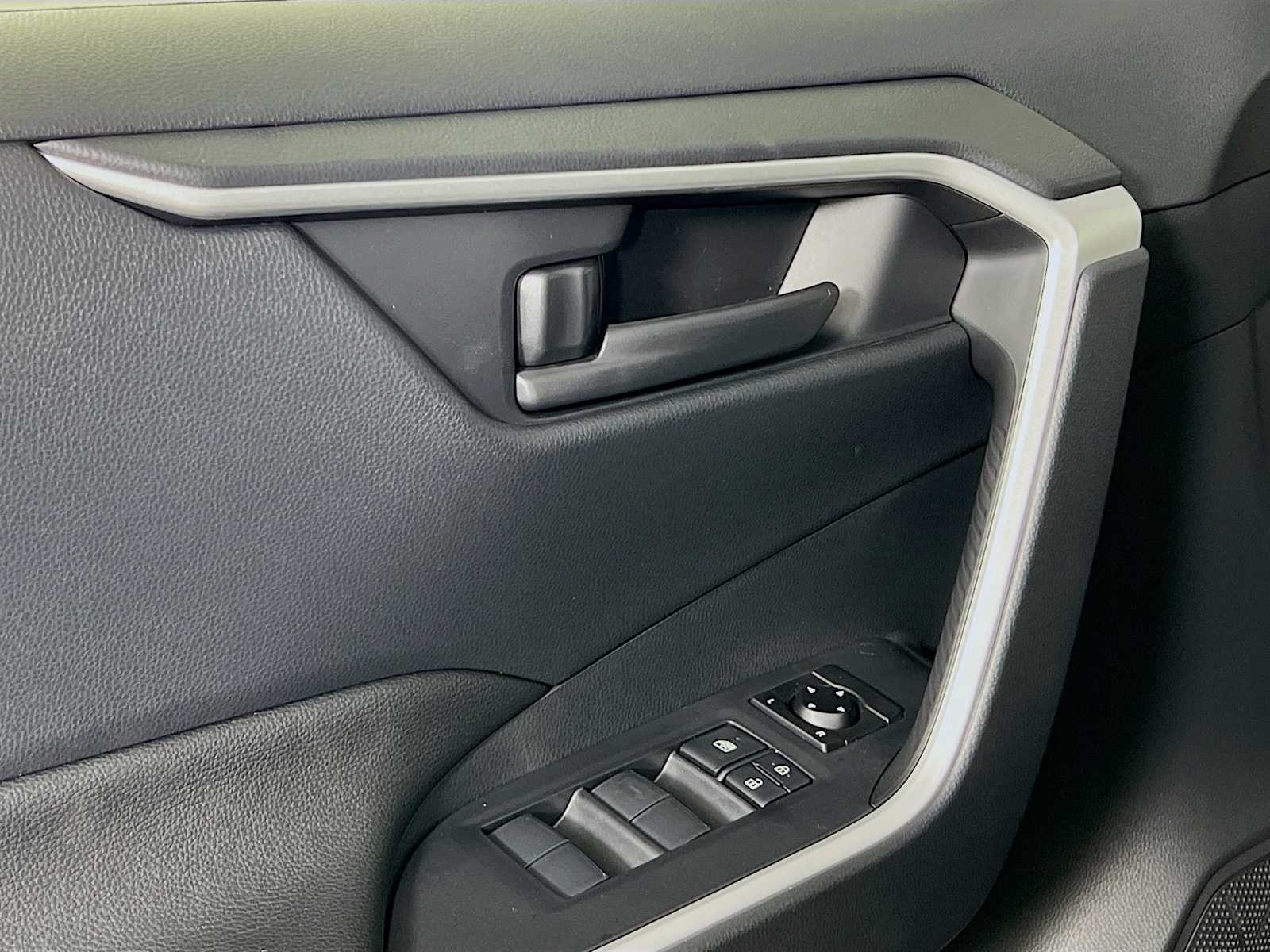 2025 Toyota RAV4 Hybrid LE - Photo 16