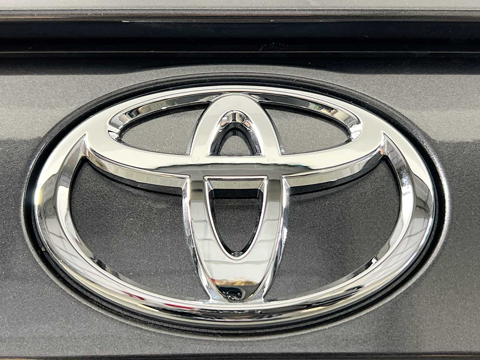 2025 Toyota RAV4 Hybrid LE - Photo 18