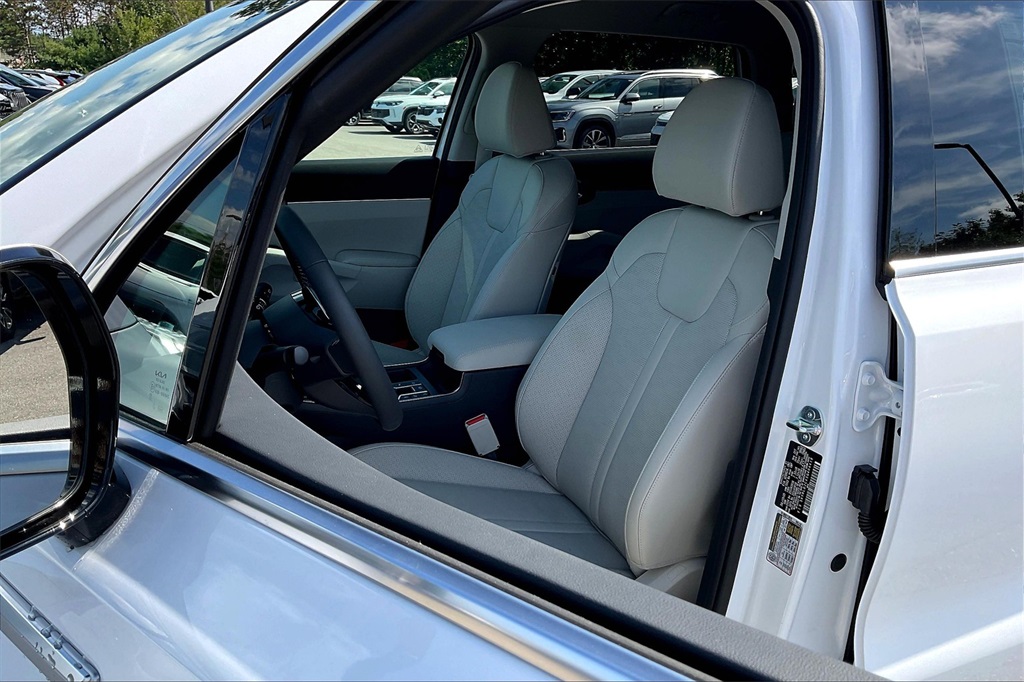 2025 Kia Sorento S - Photo 11