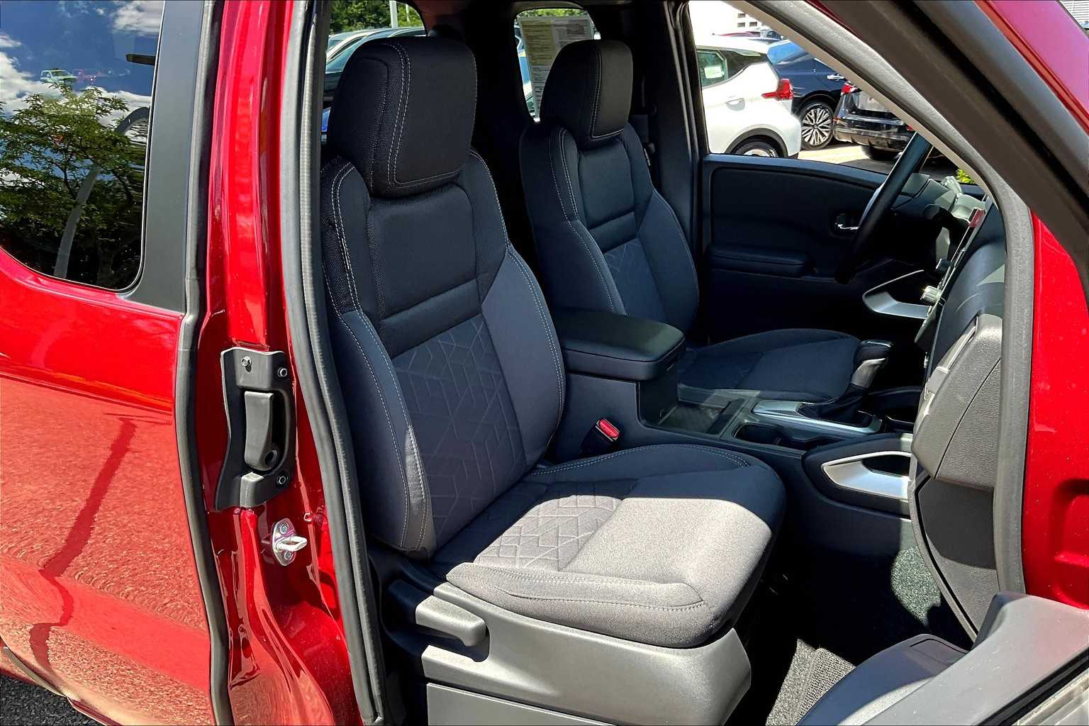 2025 Nissan Frontier SV - Photo 11