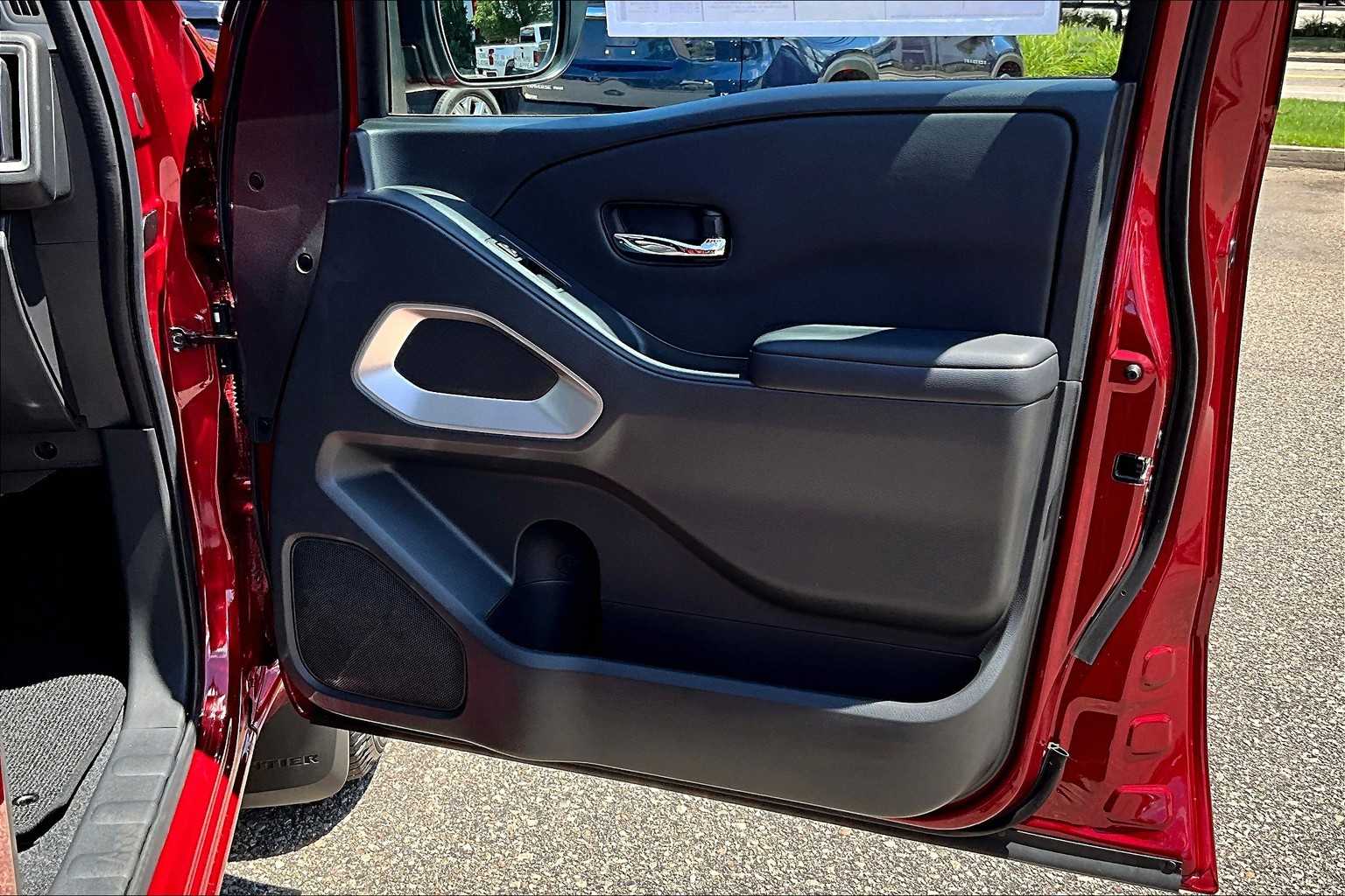 2025 Nissan Frontier SV - Photo 12