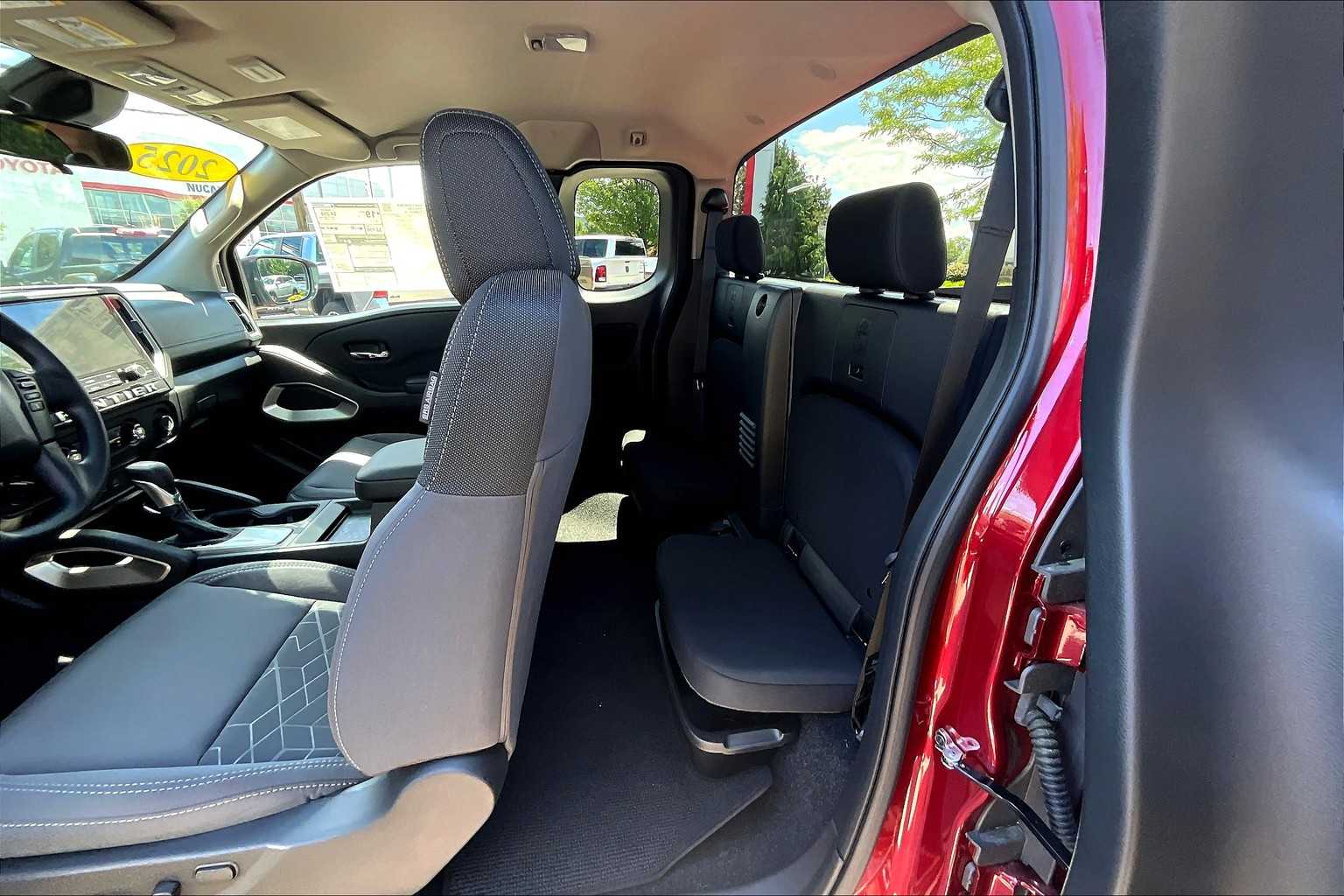 2025 Nissan Frontier SV - Photo 15