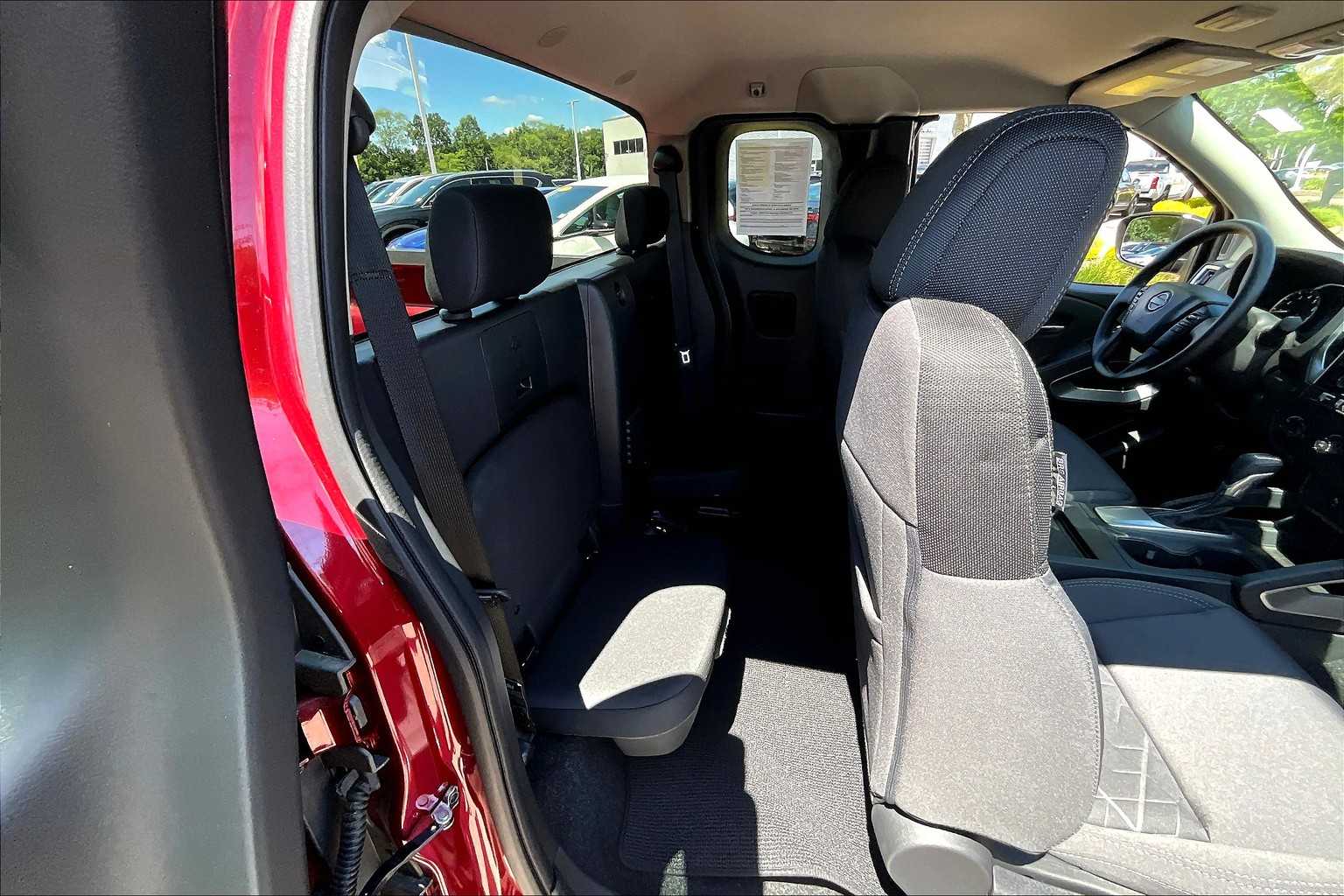 2025 Nissan Frontier SV - Photo 16