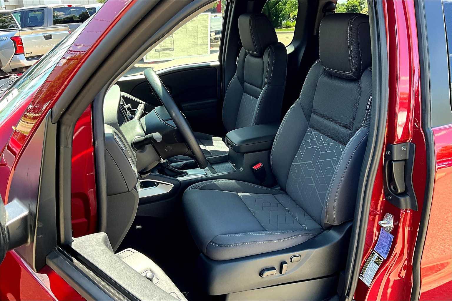 2025 Nissan Frontier SV - Photo 10