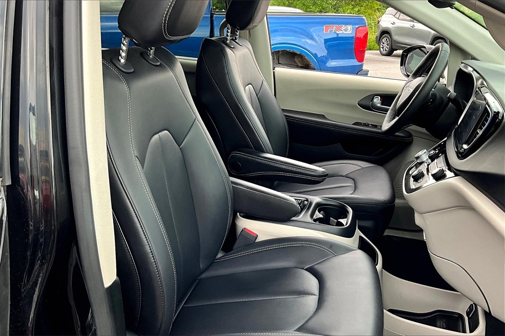 2024 Chrysler Pacifica Touring L - Photo 11