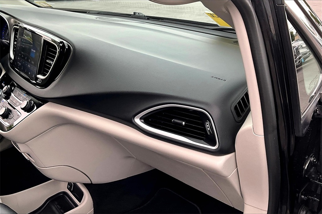 2024 Chrysler Pacifica Touring L - Photo 13