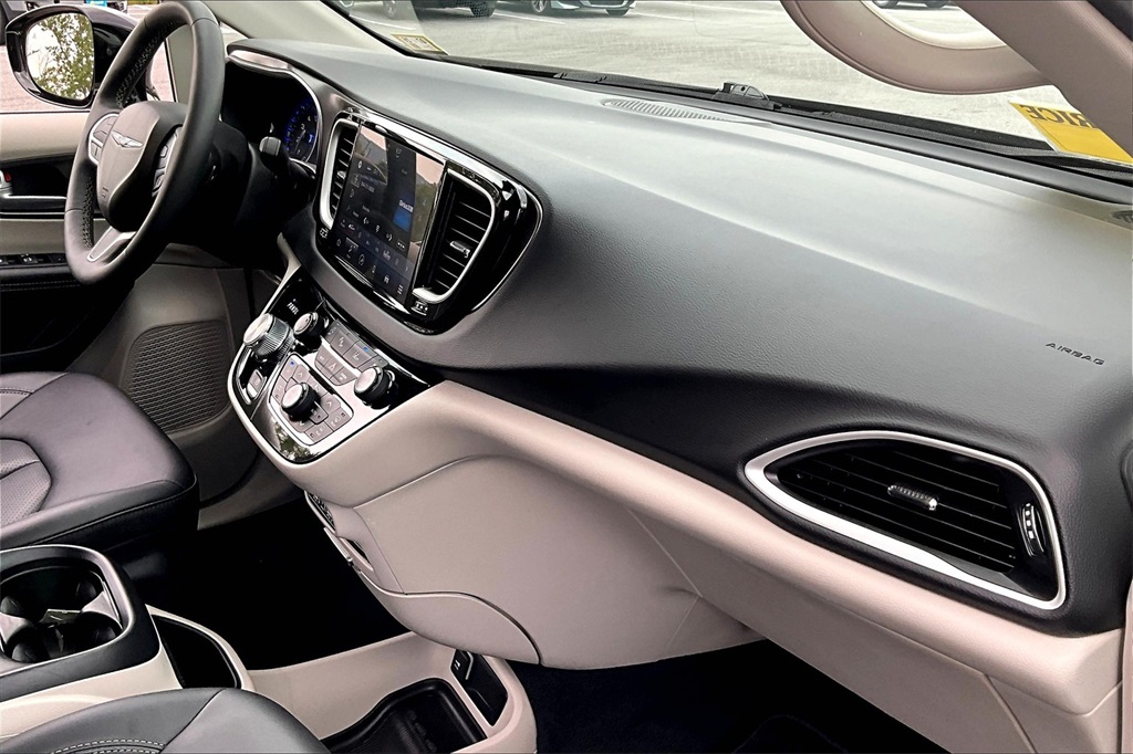 2024 Chrysler Pacifica Touring L - Photo 14