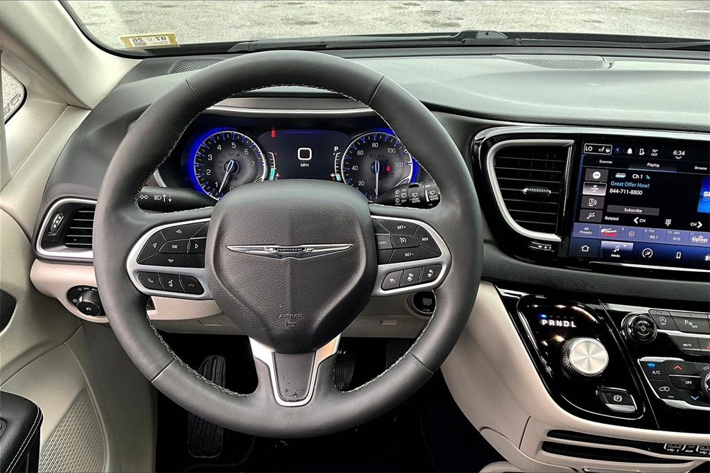 2024 Chrysler Pacifica Touring L - Photo 18