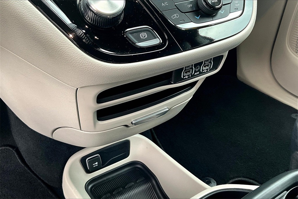 2024 Chrysler Pacifica Touring L - Photo 28