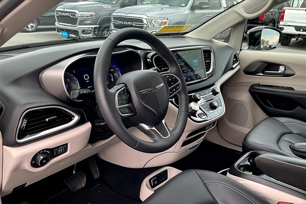 2024 Chrysler Pacifica Touring L - Photo 8