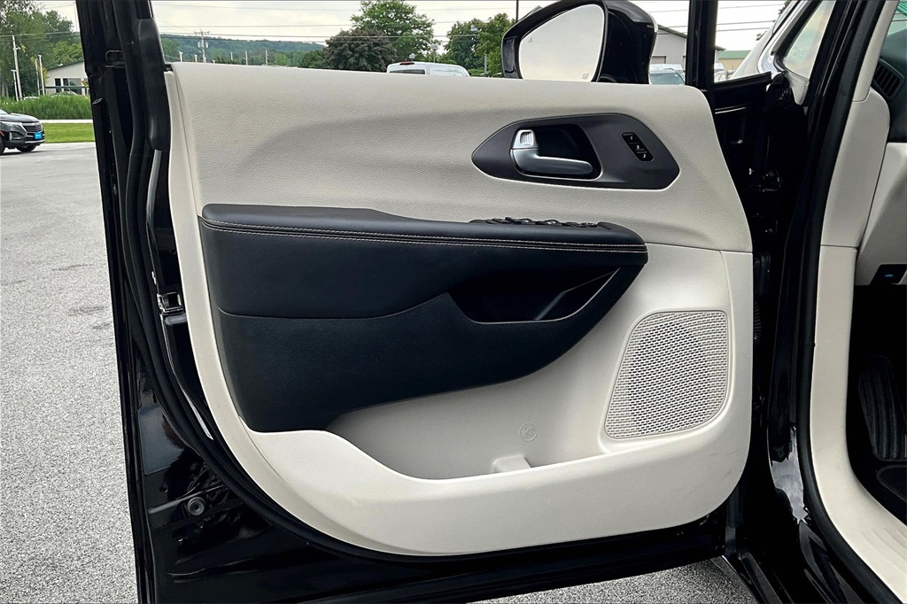 2024 Chrysler Pacifica Touring L - Photo 9