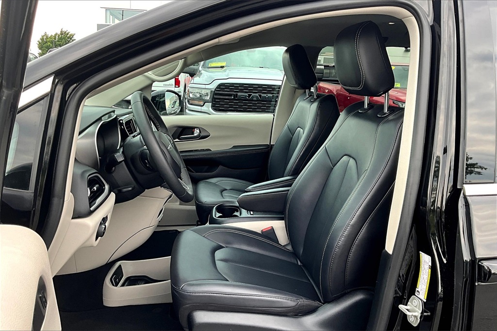 2024 Chrysler Pacifica Touring L - Photo 10
