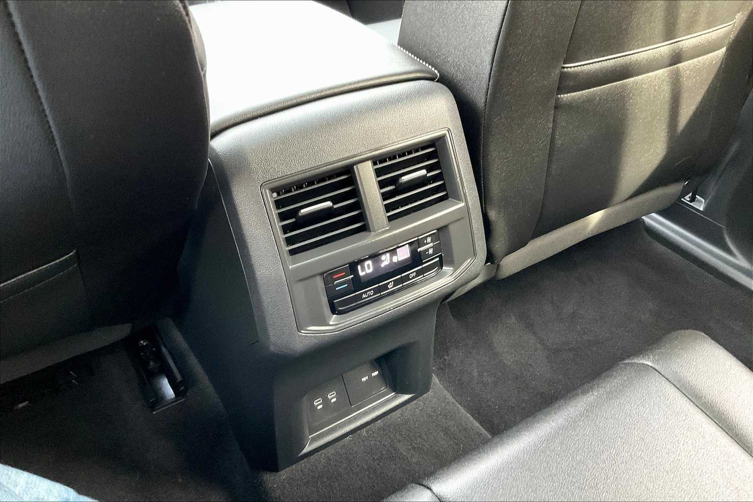 2023 Volkswagen Atlas 3.6L V6 SE w/Technology - Photo 33