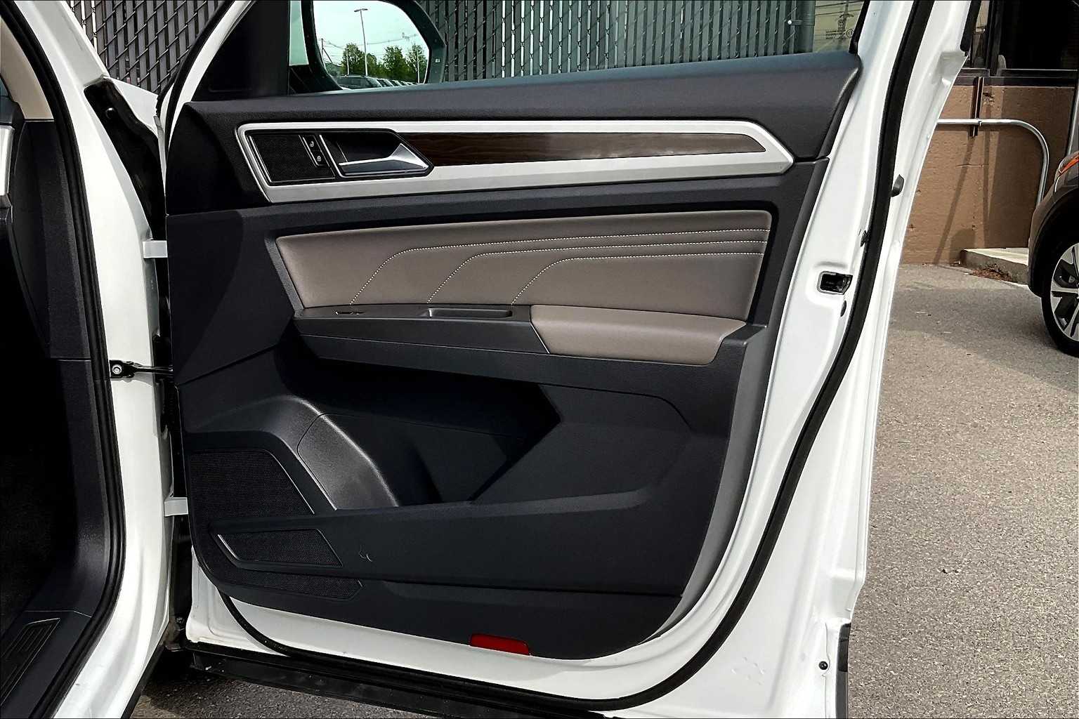 2023 Volkswagen Atlas 3.6L V6 SE w/Technology - Photo 8