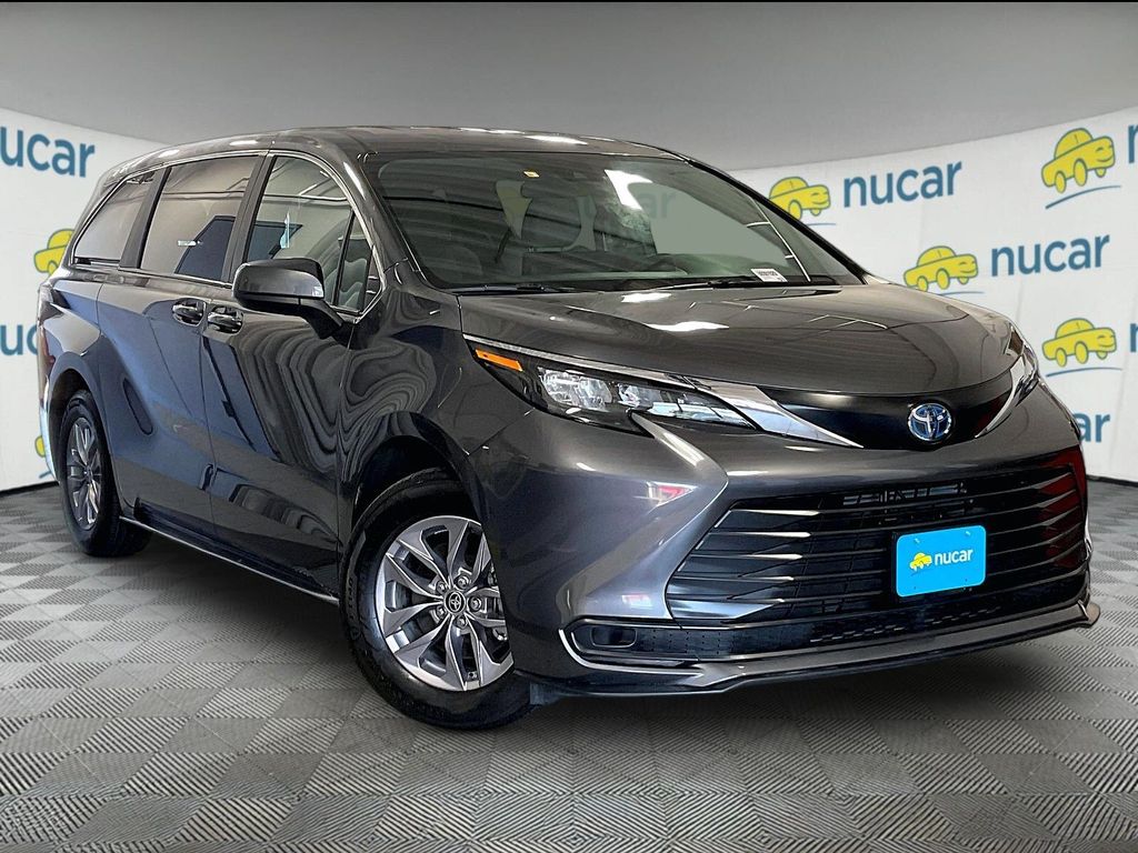 2025 Toyota Sienna LE