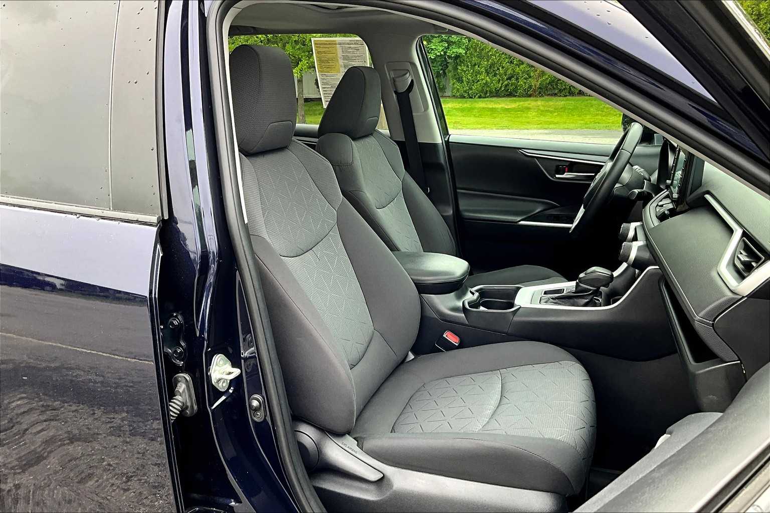 2020 Toyota RAV4 XLE - Photo 11