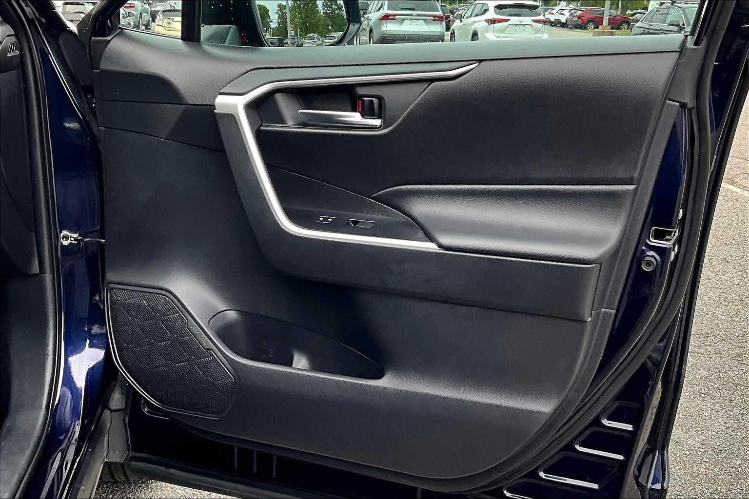 2020 Toyota RAV4 XLE - Photo 12