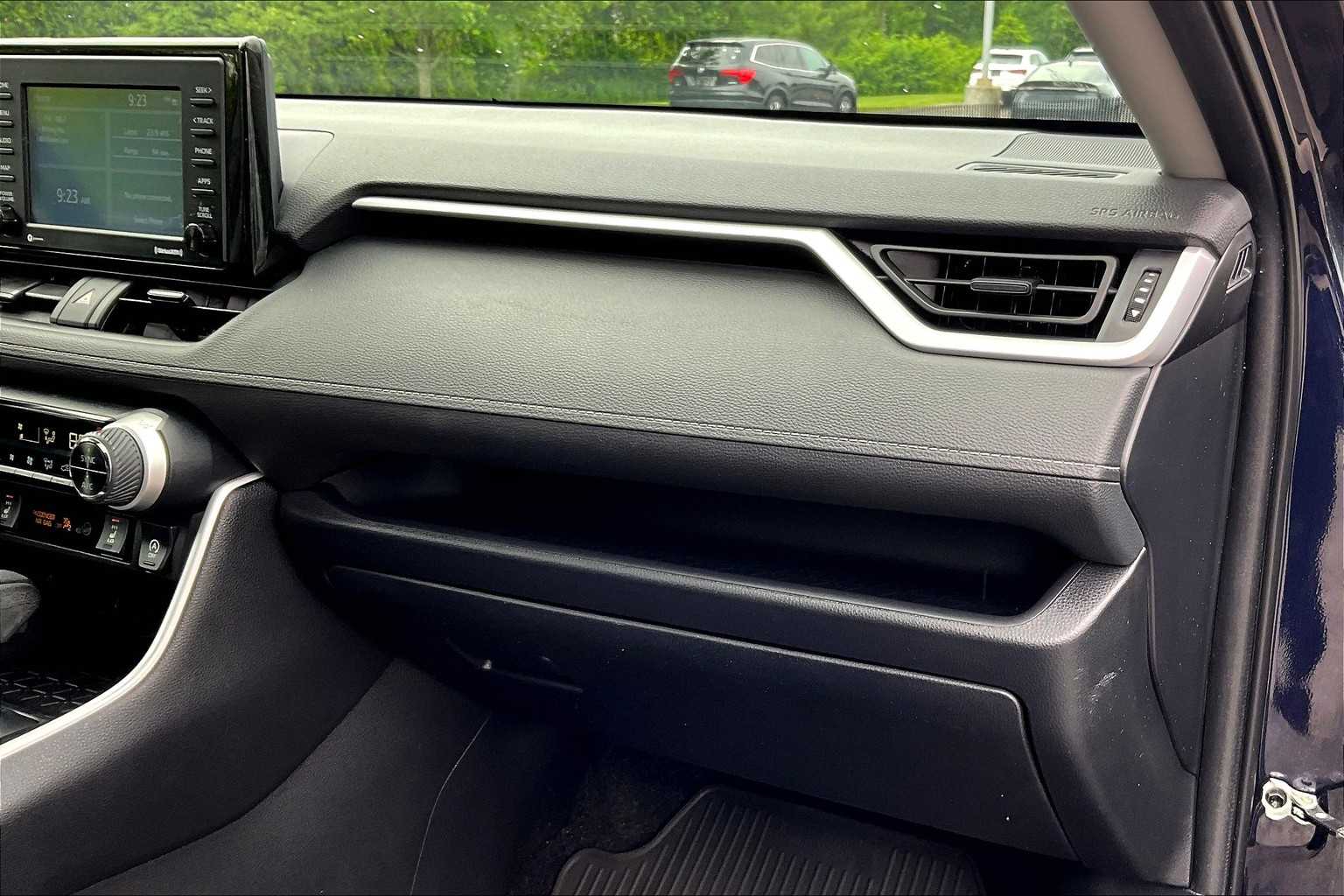 2020 Toyota RAV4 XLE - Photo 13