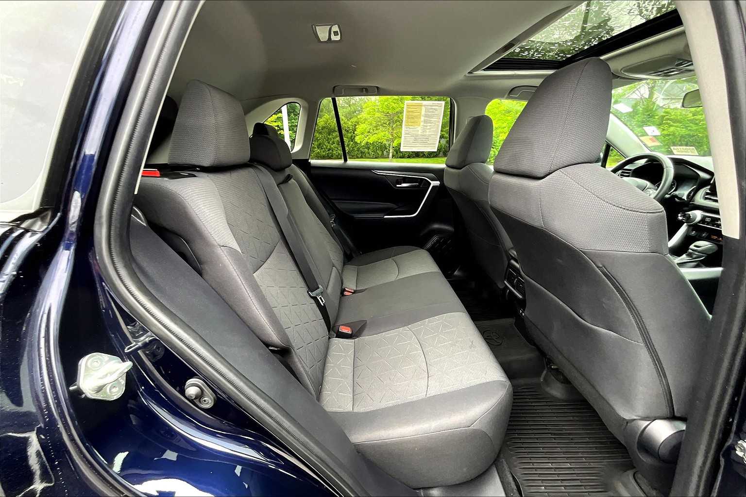 2020 Toyota RAV4 XLE - Photo 16