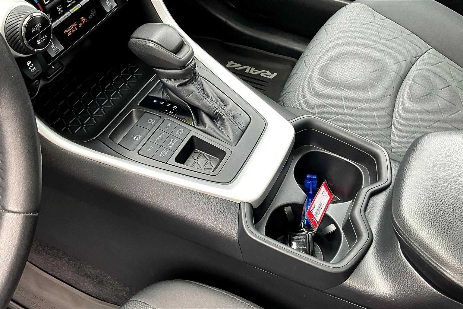 2020 Toyota RAV4 XLE - Photo 20