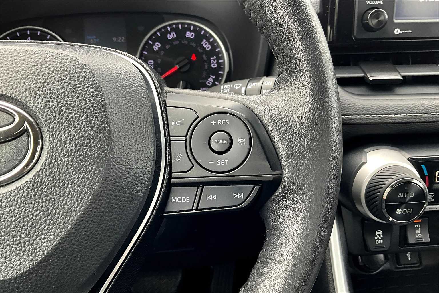 2020 Toyota RAV4 XLE - Photo 24