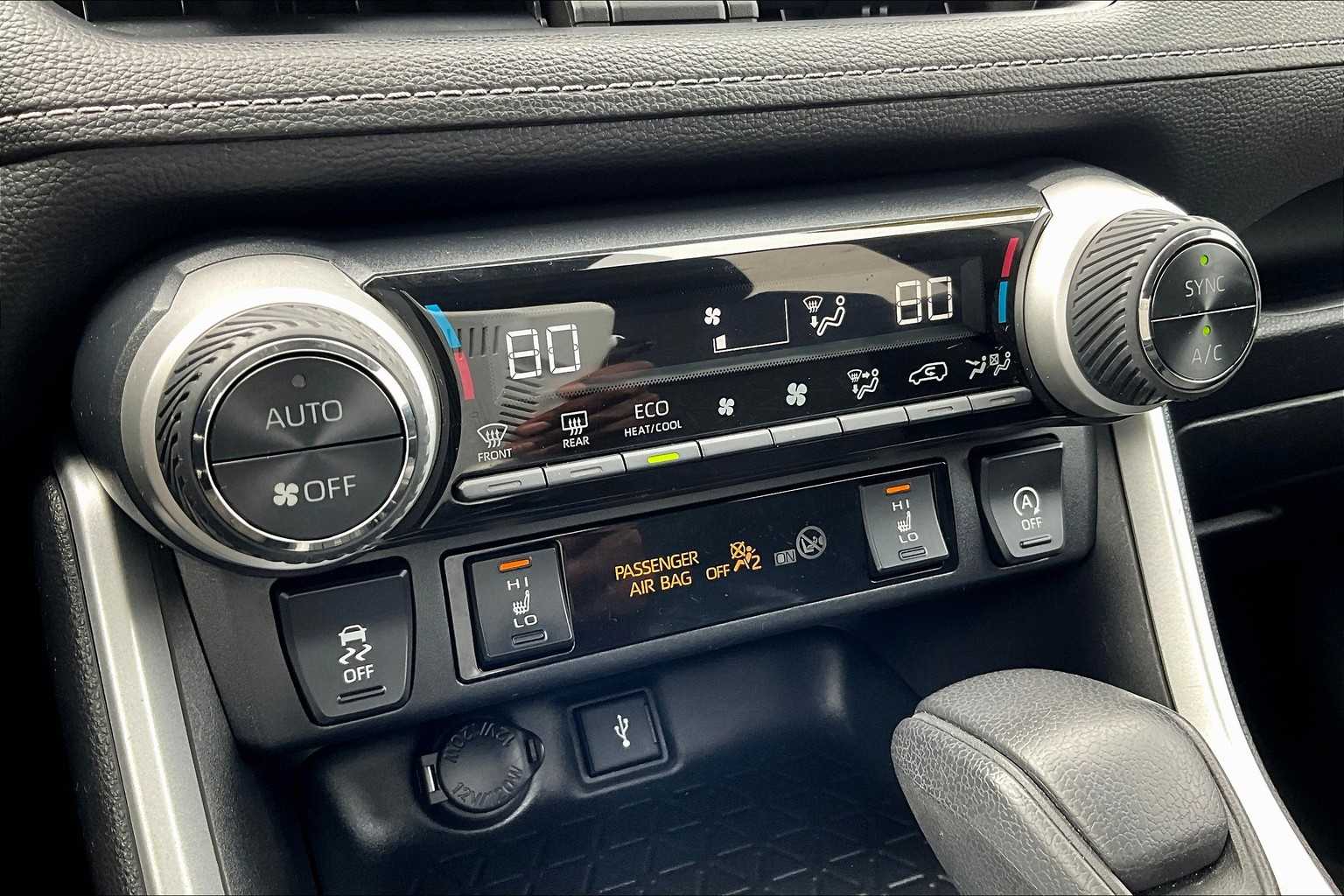 2020 Toyota RAV4 XLE - Photo 26