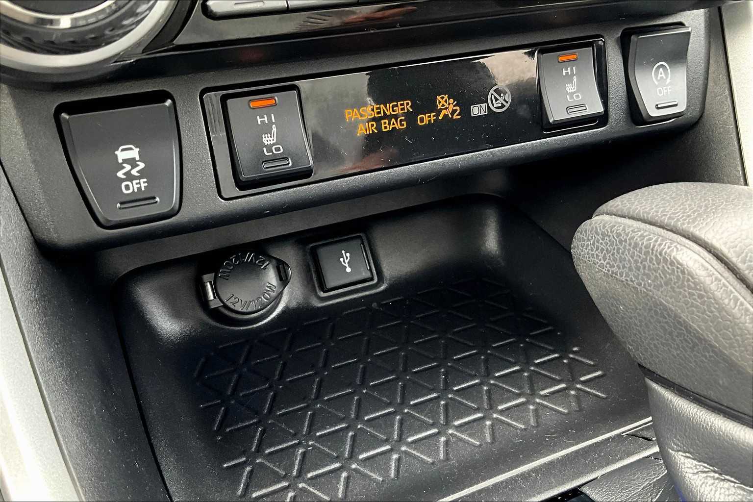 2020 Toyota RAV4 XLE - Photo 27
