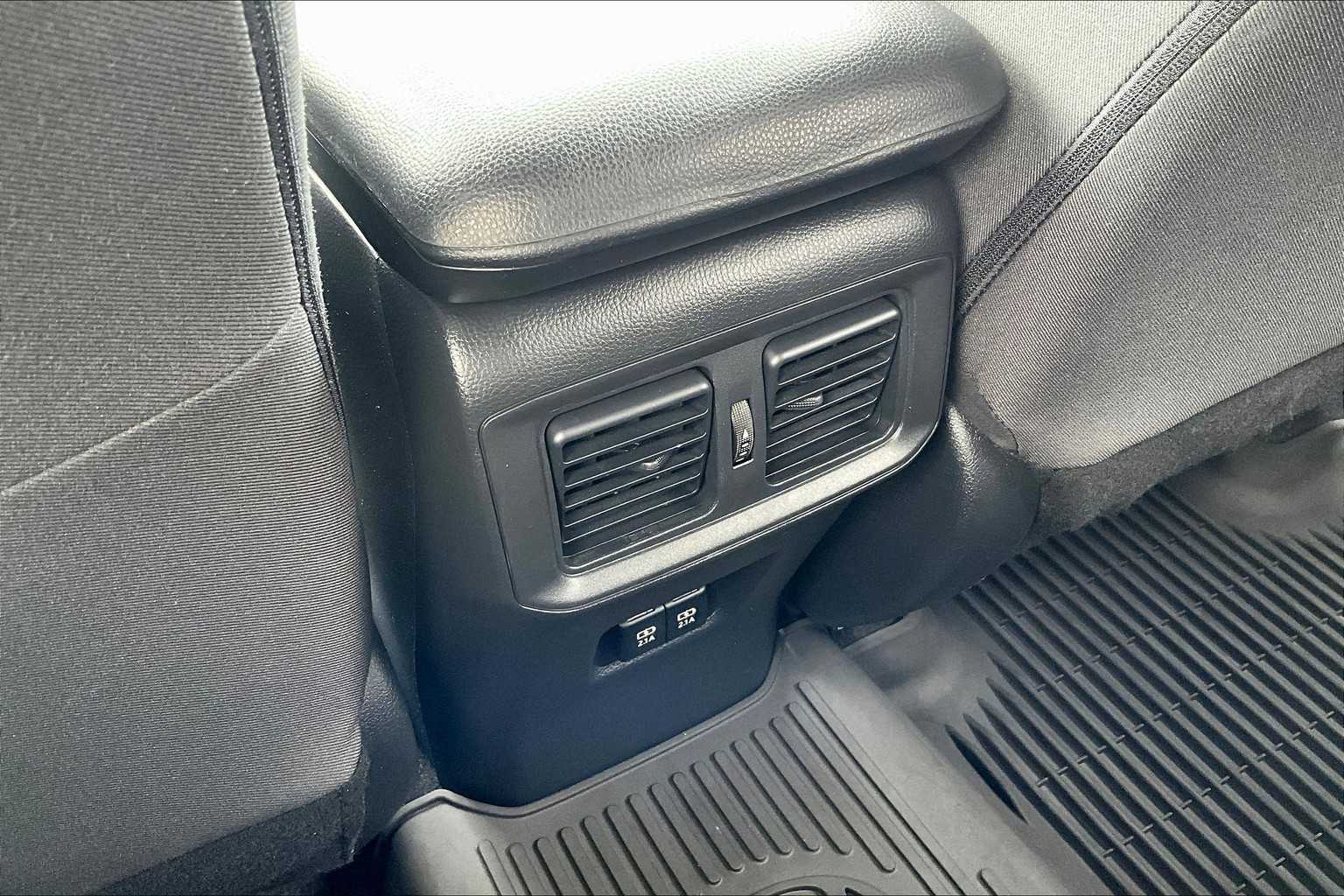 2020 Toyota RAV4 XLE - Photo 28