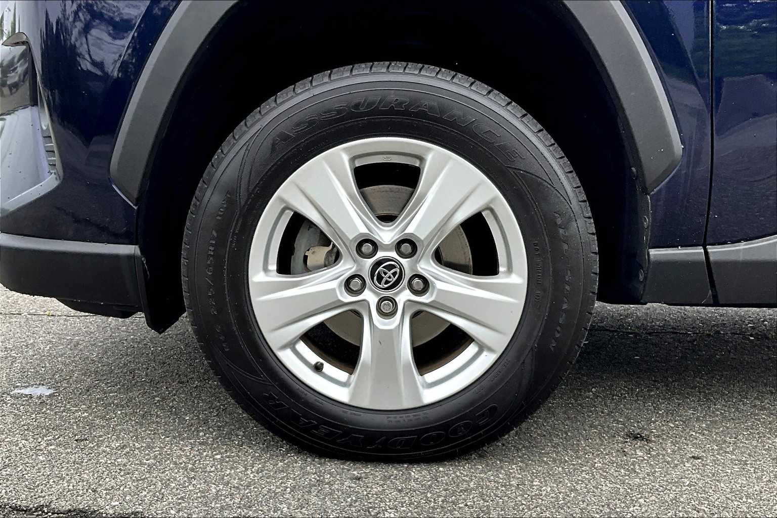 2020 Toyota RAV4 XLE - Photo 7