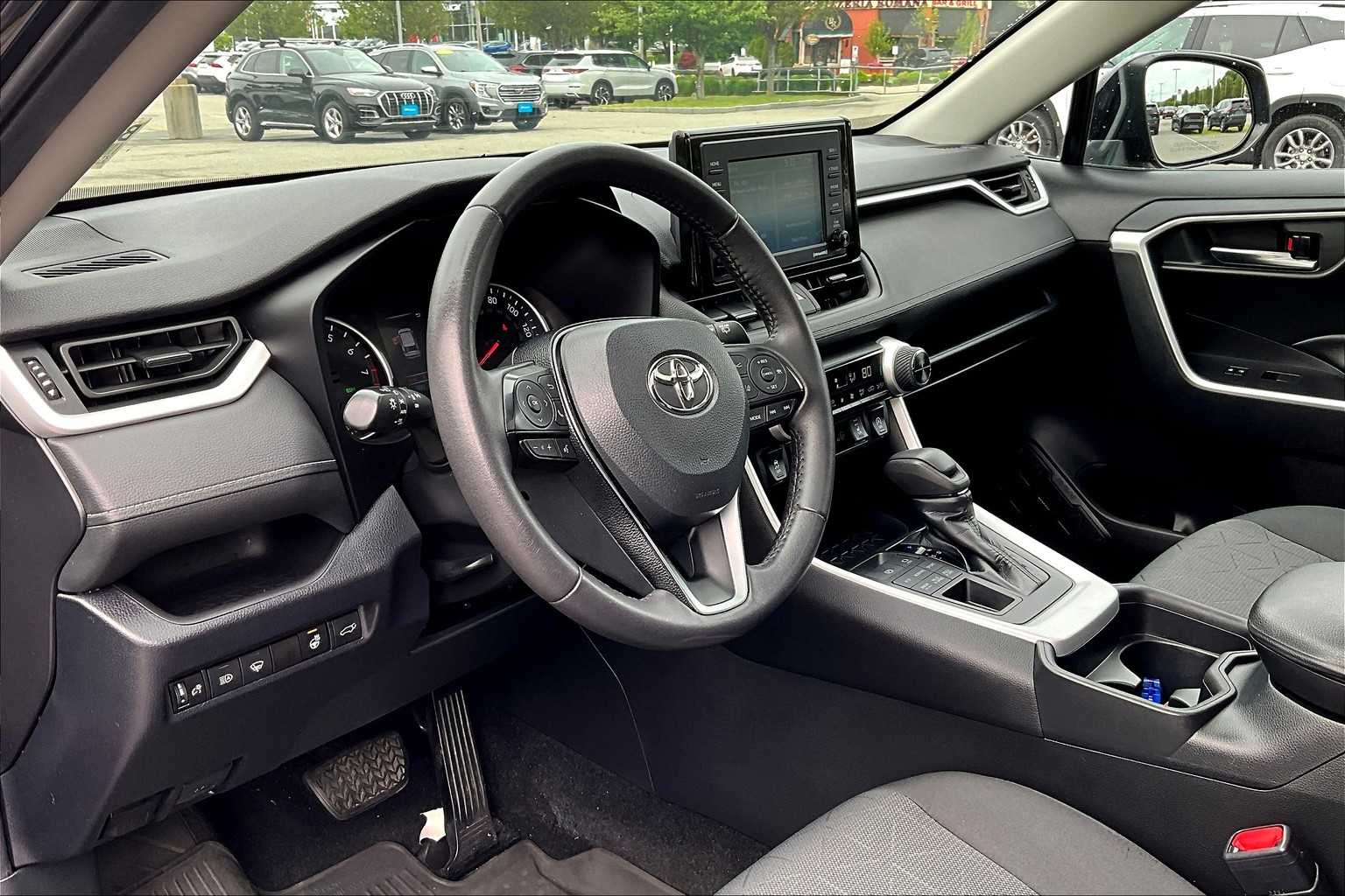 2020 Toyota RAV4 XLE - Photo 8