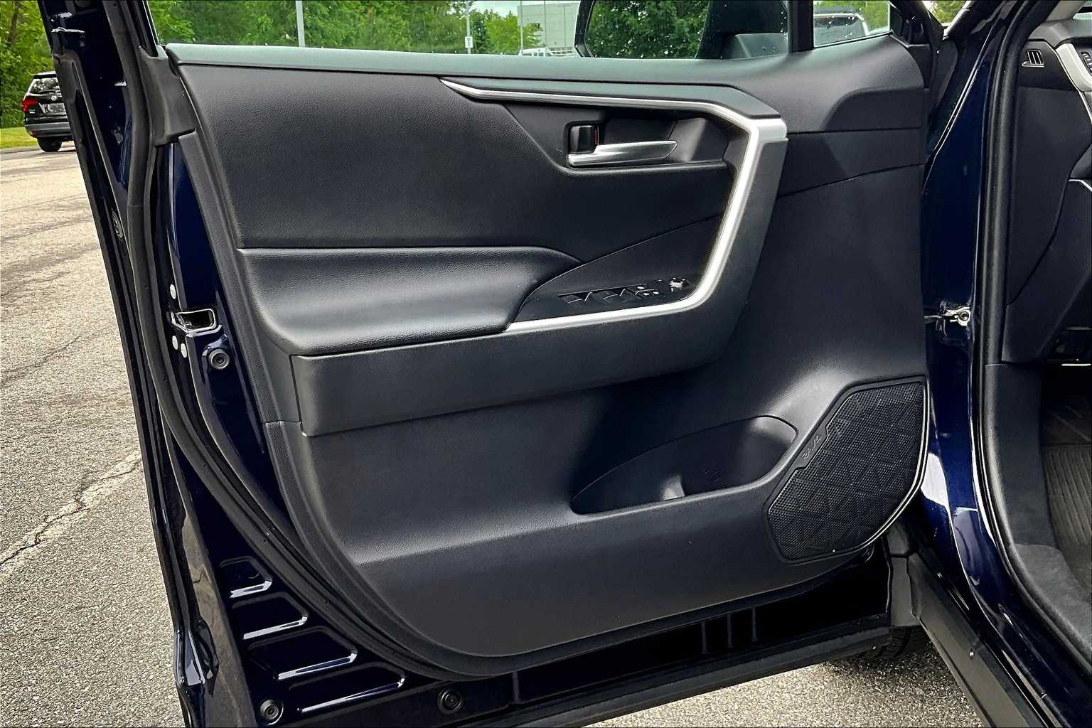 2020 Toyota RAV4 XLE - Photo 9