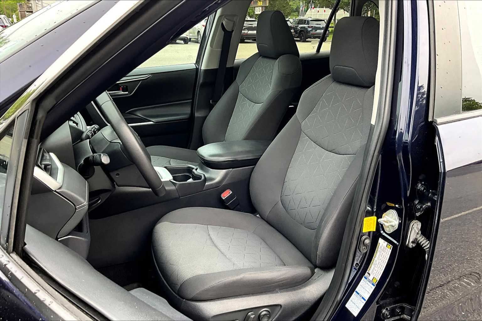 2020 Toyota RAV4 XLE - Photo 10