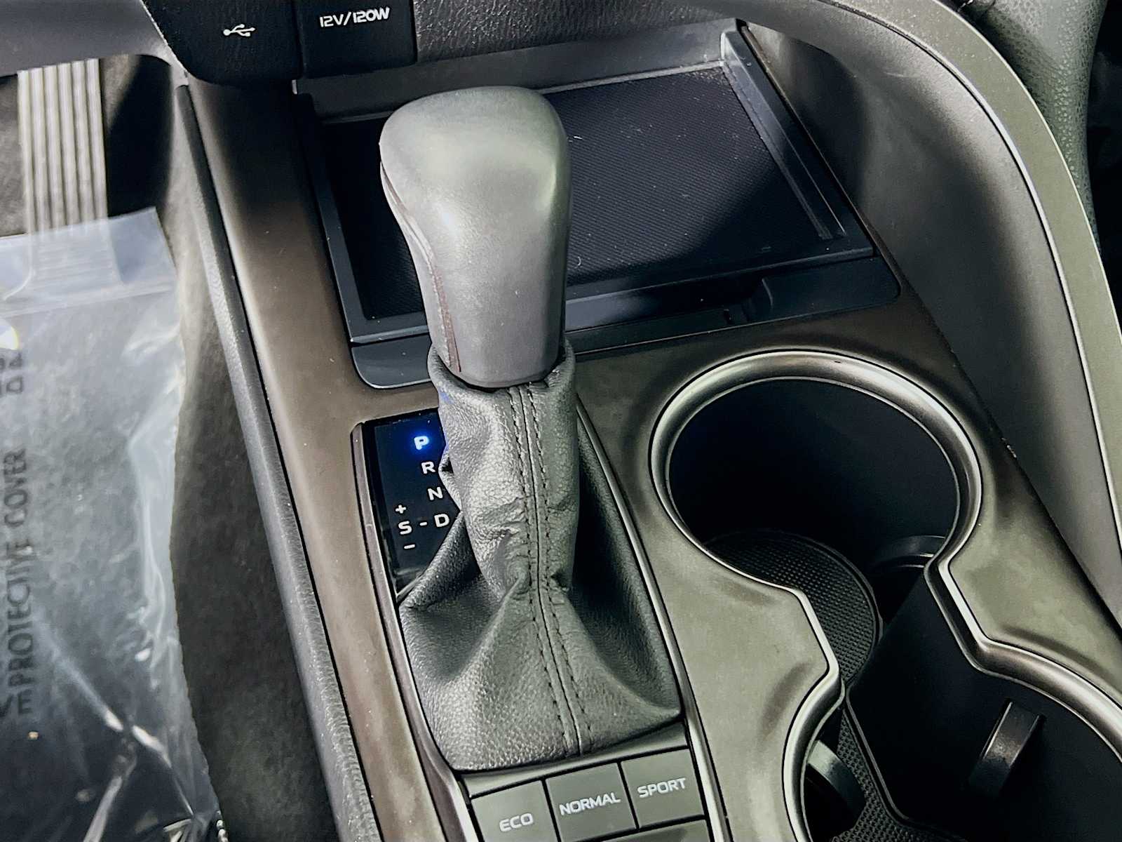 2022 Toyota Camry SE - Photo 16