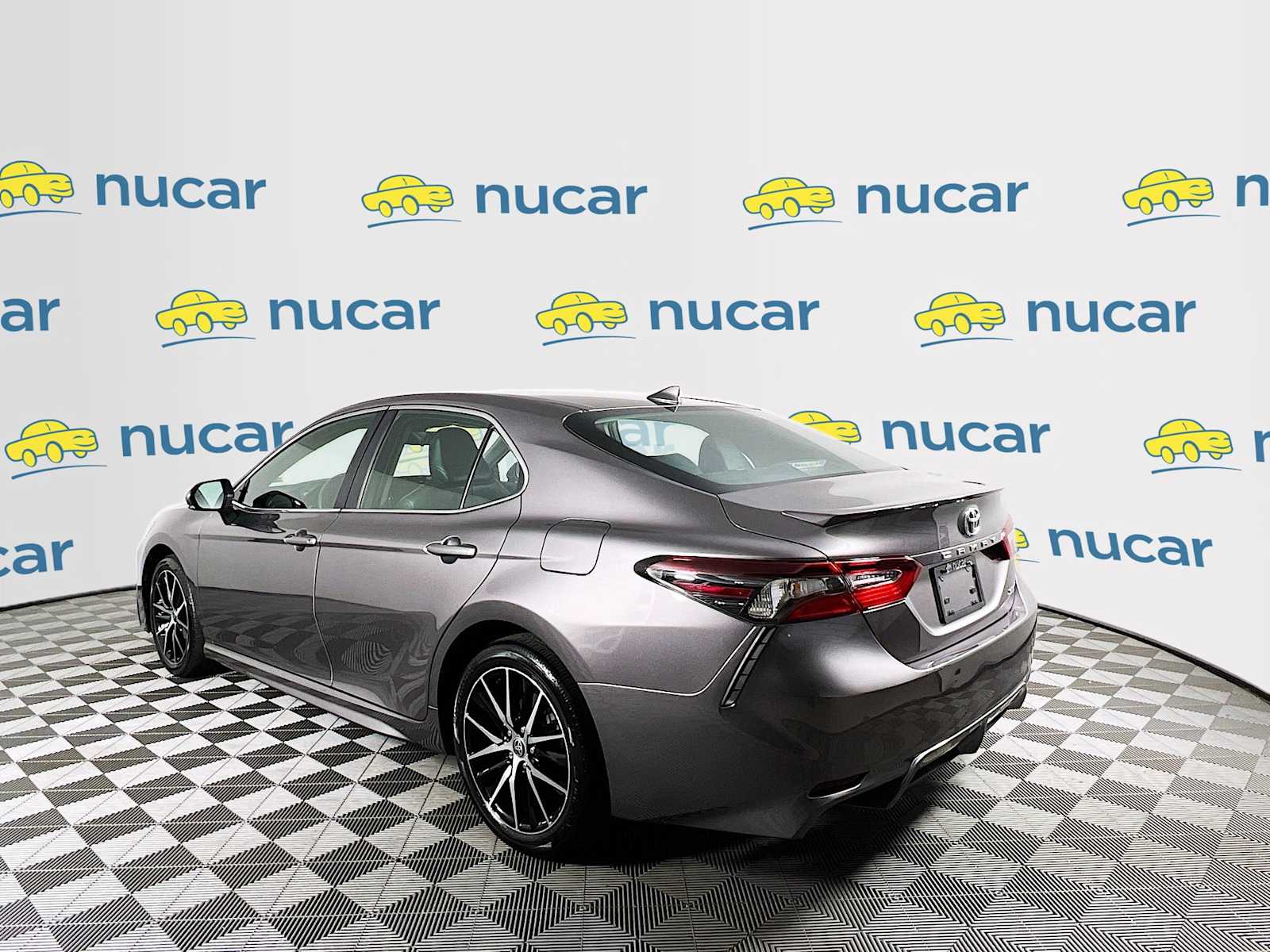 2022 Toyota Camry SE - Photo 5